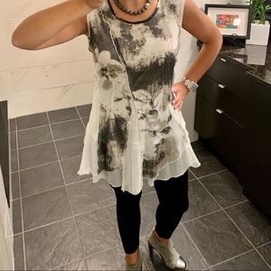 DONATED Gray / white patterned tunic / Size L